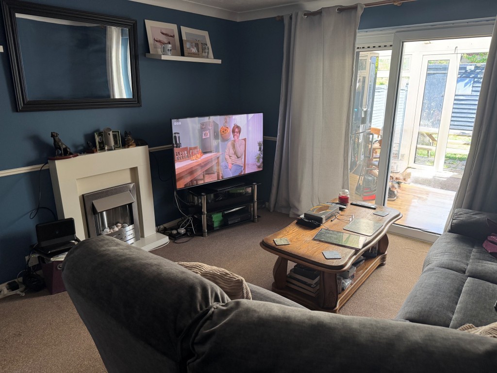 Lot: 113 - FREEHOLD MODERN TWO-BEDROOM HOUSE FOR INVESTMENT - Living room